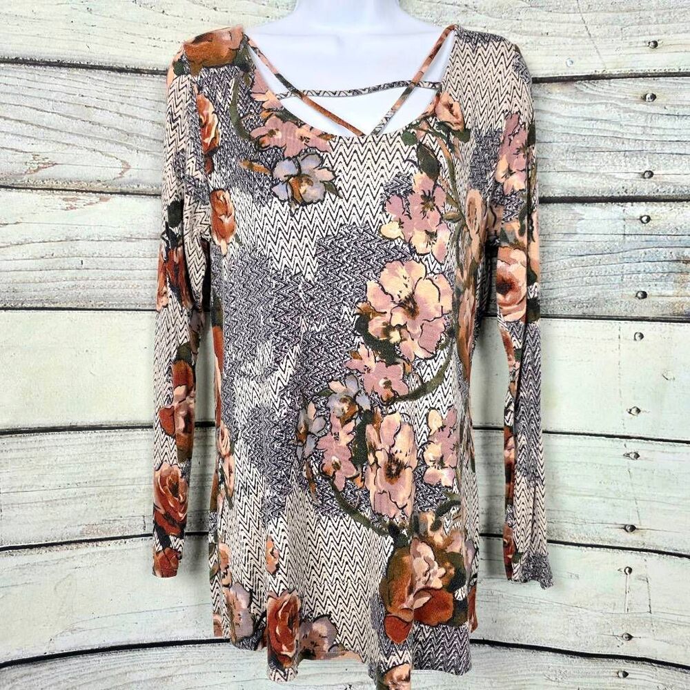 Daytrip M Floral Criss Cross Top - Picture 2 of 8